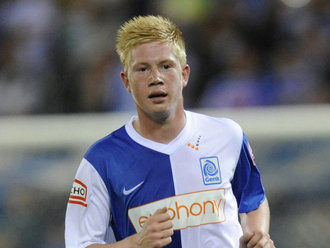 穆斯卡特获赠定制竹刻画像，印有本人形象和冠军奖杯（穆斯卡特获赠定制竹刻肖像，镌刻本人形象与冠军奖杯）