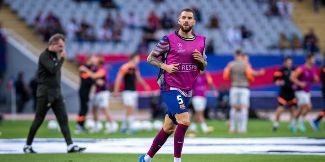 主裁：夸安萨拉拽丘库埃梅卡没判罚？这是极轻微、无效的拉拽（主裁解释未判罚夸安萨拉拽丘库埃梅卡：拉拽极轻微且无实质影响）