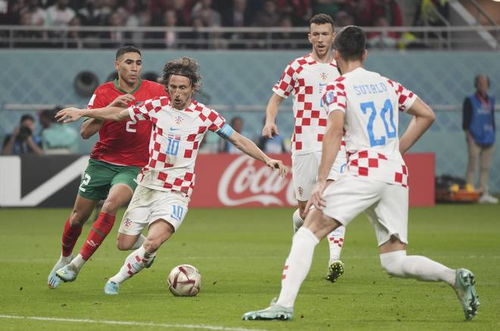 汤普森14分＆弗拉格低迷，独行侠半场4分领先（汤普森拿下14分，弗拉格状态低迷，独行侠半场领先4分）