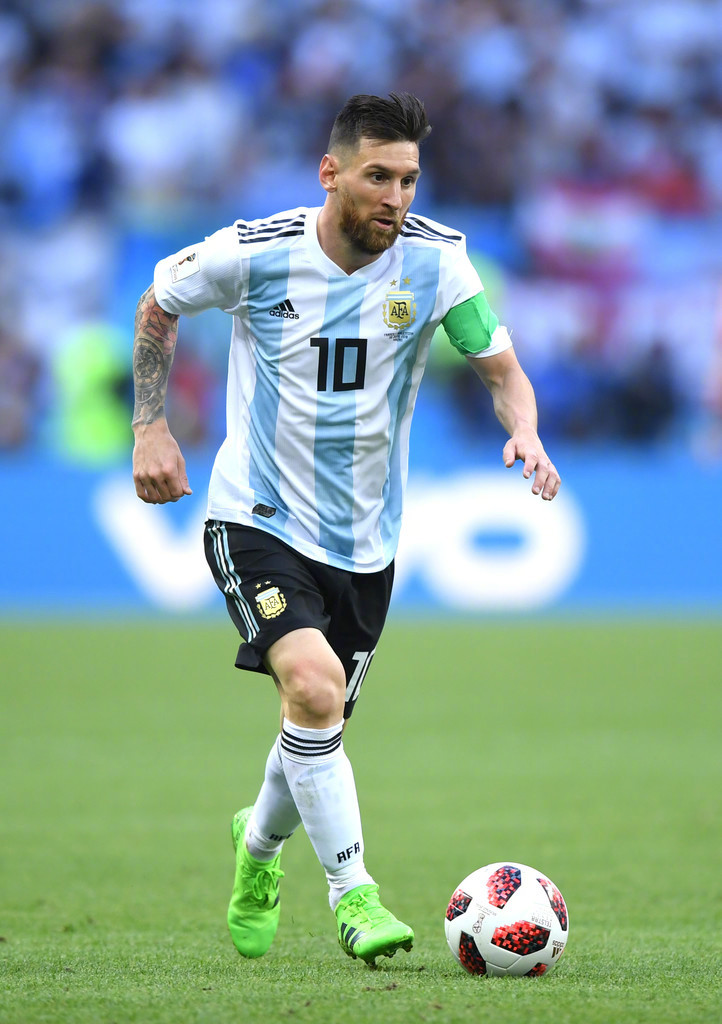 香港球迷：哲凯赖什登场令人激动！（香港球迷：哲凯赖什出场瞬间点燃全场）